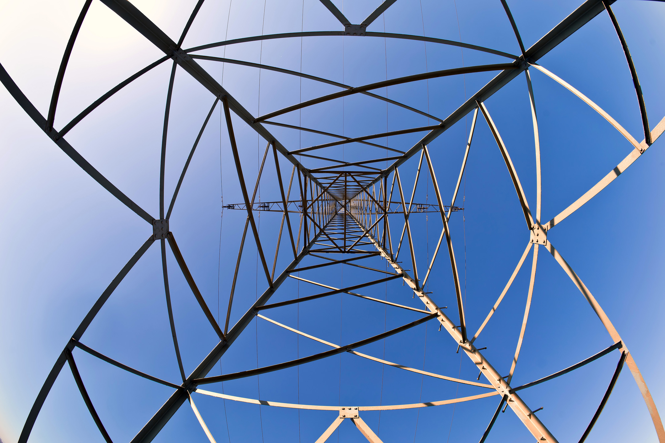 Strommast von innen mit Fisheye-Objektiv